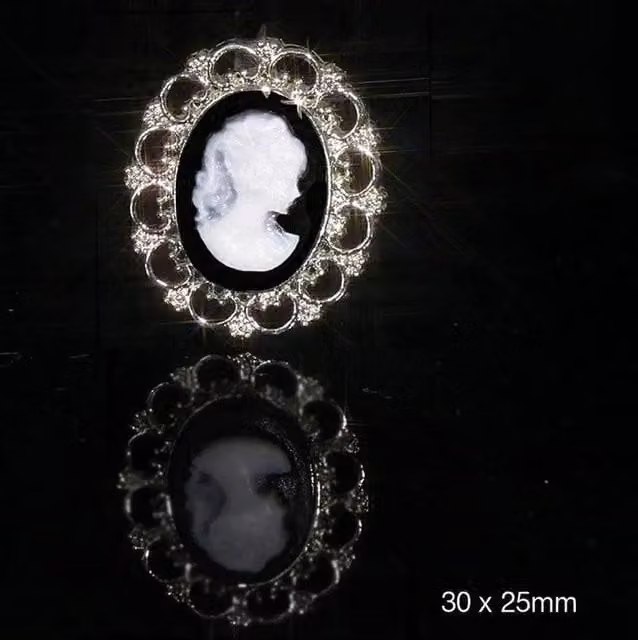 Syntego Pack of 10 Vintage Black and White Cameo Flat Back Embellishments in Black, White and Silver