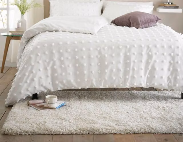 Deyongs Fluffy Dots Reversible Duvet Cover and Pillowcase Set in White, Microfibre and Polycotton, W/H: 140 x 200 cm – 1