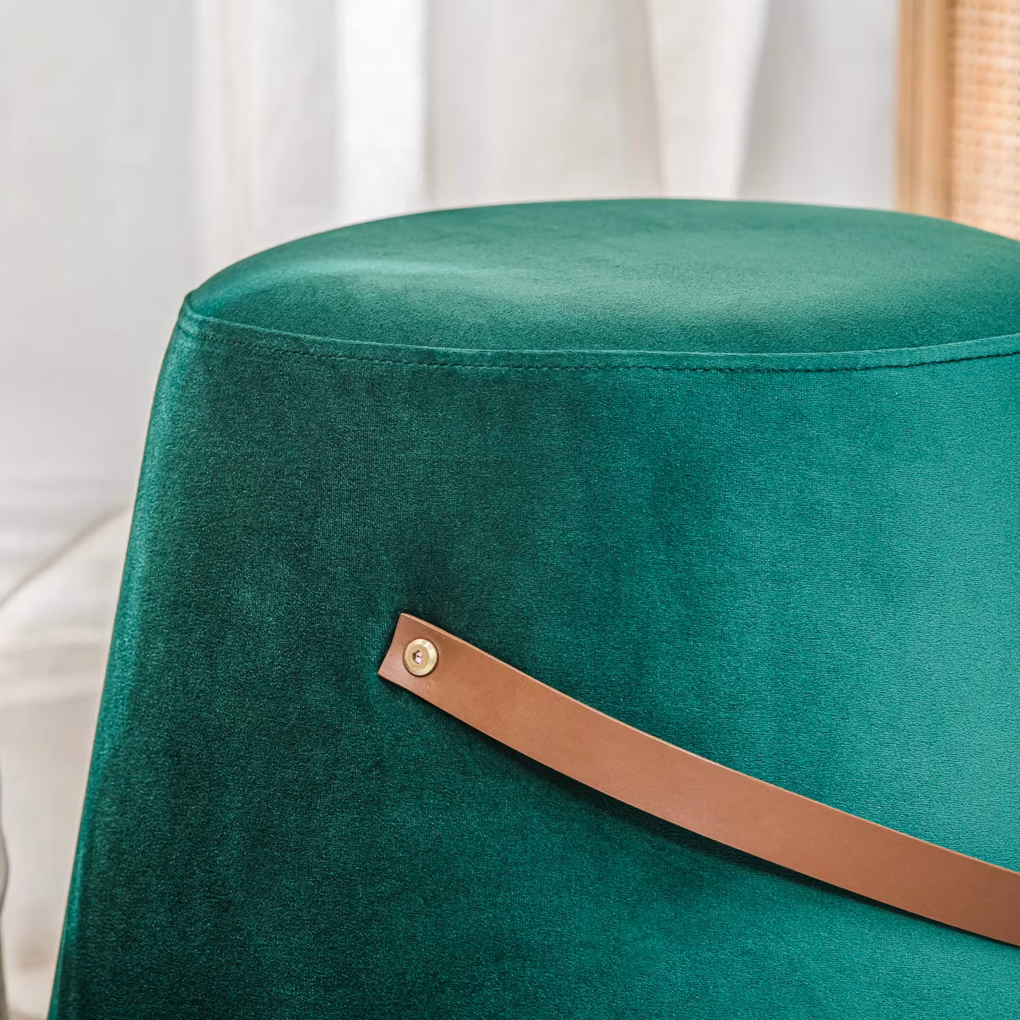 Nordlys Salon Pouf with Handle in Green Velvet and Faux Leather – 4
