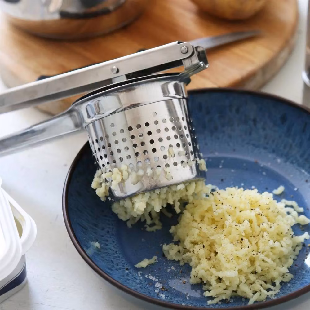 Havendro Stainless Steel Potato Ricer and Vegetable Masher in Silver, 25 cm – 4
