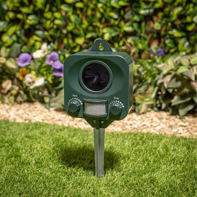 Pestbye Battery Powered Ultrasonic Cat Repellent Stake in Green