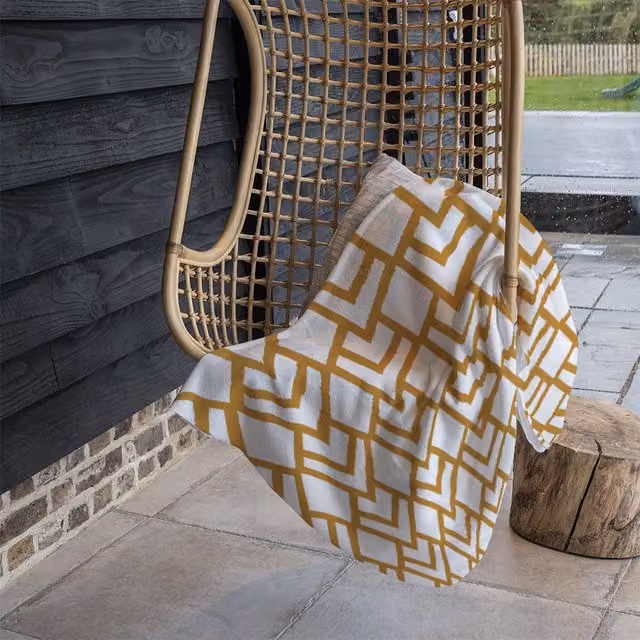 Benjamin Tate Design Geometric Scales Fleece Blanket in Gold and Beige, W/D/H: 120 x 150 cm – 1