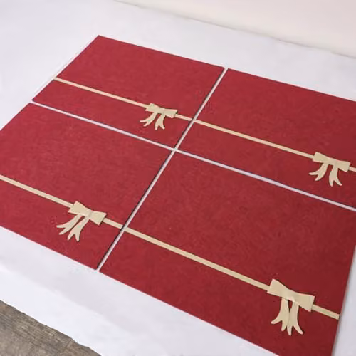 Melody Maison Set of 4 Dark Red Rectangular Felt Placemats with Champagne Gold Bow – 1