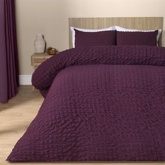 OHS Seersucker Duvet Set and Pillowcase in Red/Purple Cotton and Polyester Blend