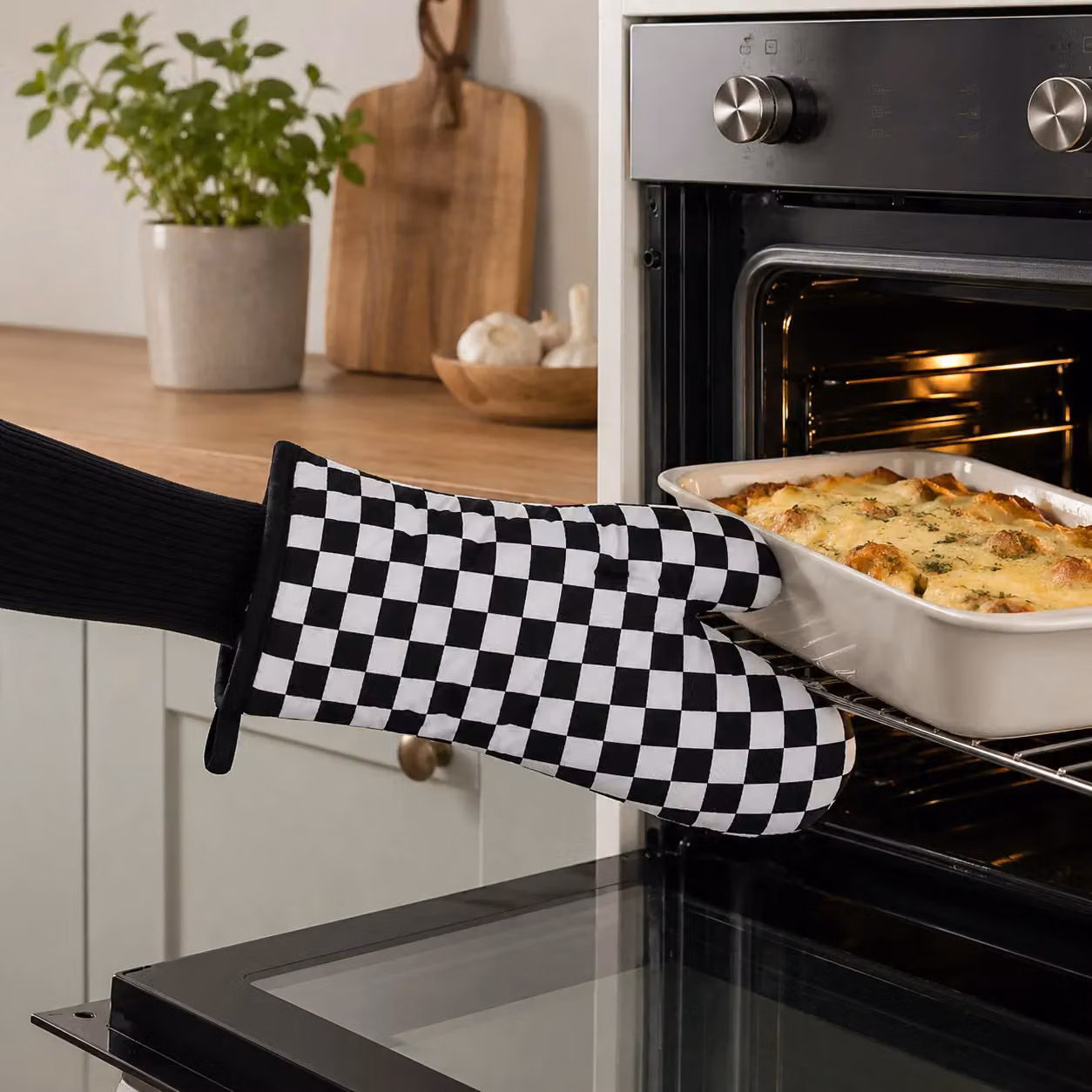 Orsina Check Mate Single Oven Glove in Black and White Cotton with Quilted Heat Protection – 3