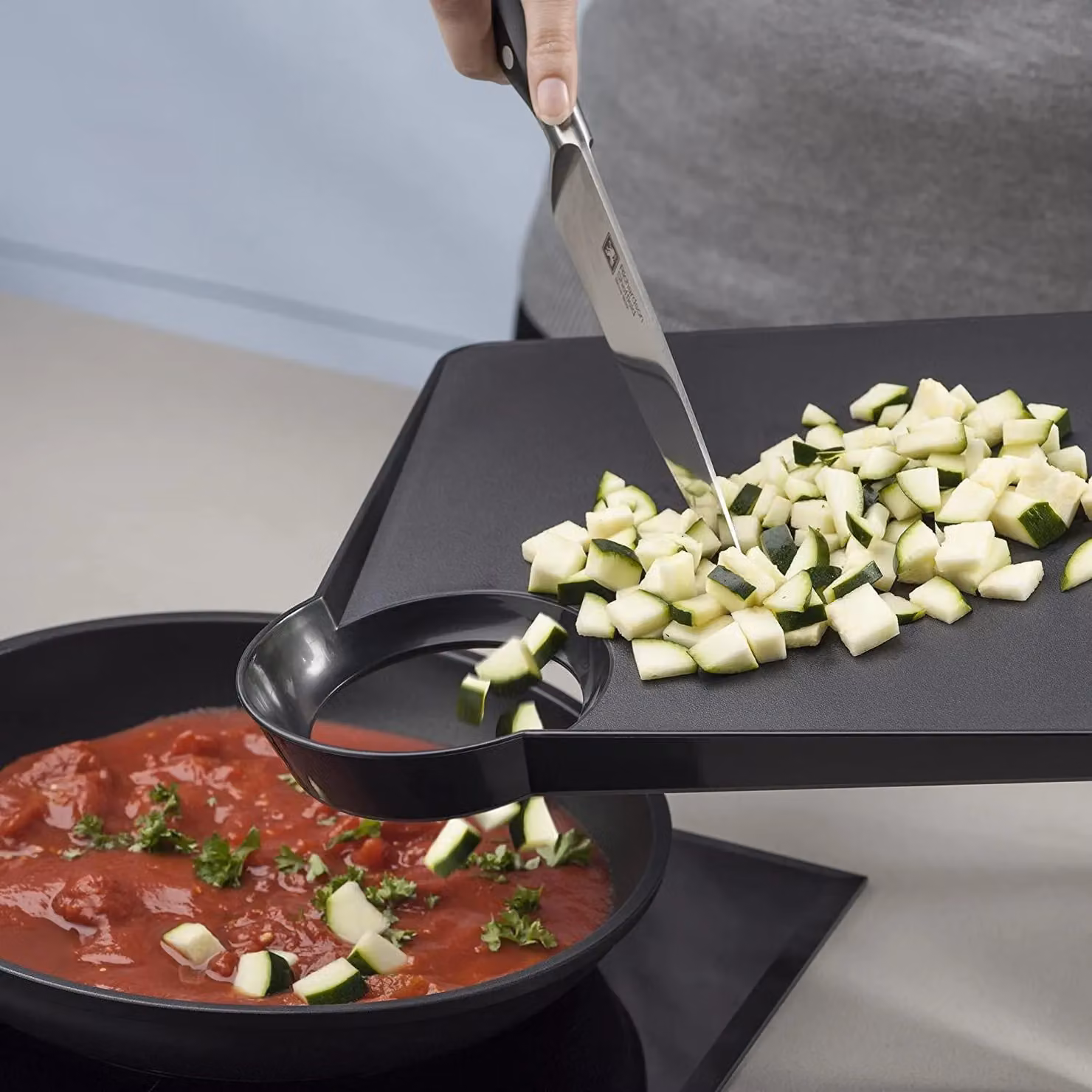 Zeal Straight to Pan Rectangular Chopping Board in Black, W: 39 cm, D: 29 cm, H: 2.5 cm – 3