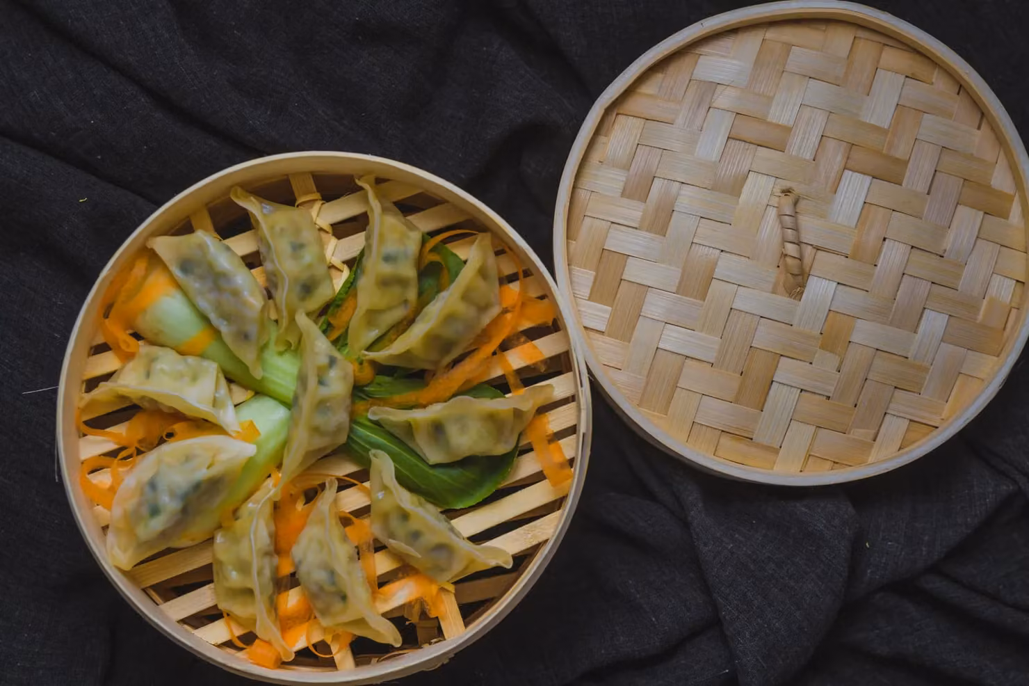 KitchenCraft World of Flavours Two Tier Bamboo Steamer and Lid in Brown or Yellow – 4