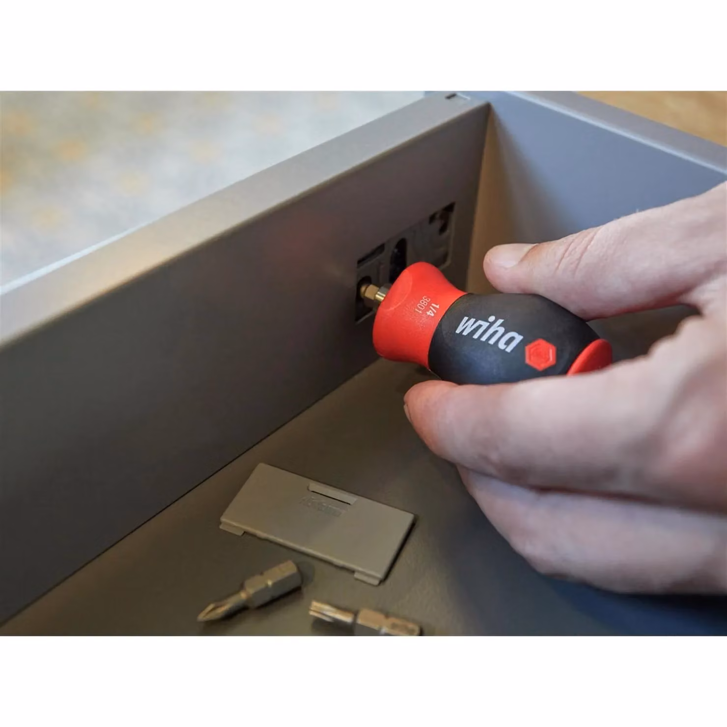 Wiha Magnetic Softfinish Stubby Screwdriver with Bit Magazine, PH/PZ, Red/Multicolour – 2