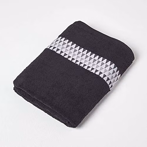 HOMESCAPES Geometric Pattern Cotton Bath Towel in Black, White and Grey, W/D/H: 130 x 70 x 1 cm