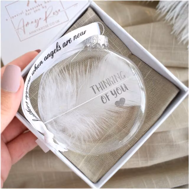 Amaya Rose Ltd In Memory of Thinking of You Round Glass Bauble with White Feathers in a Clear Gift Box – 1