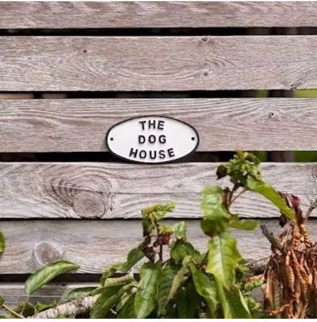 KDMD The Dog House Sign 2 Pack in White