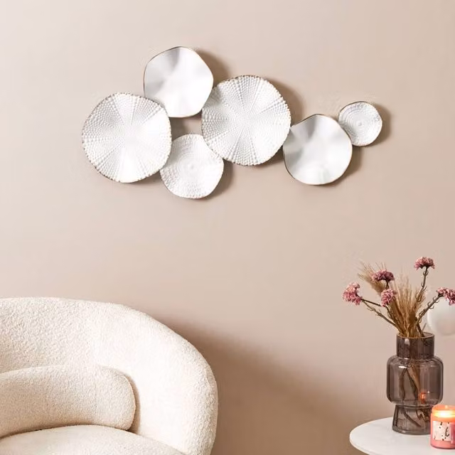Wyld and Coco White and Gold Abstract Metal Wall Decor, W/H: 91 x 47 cm – 1