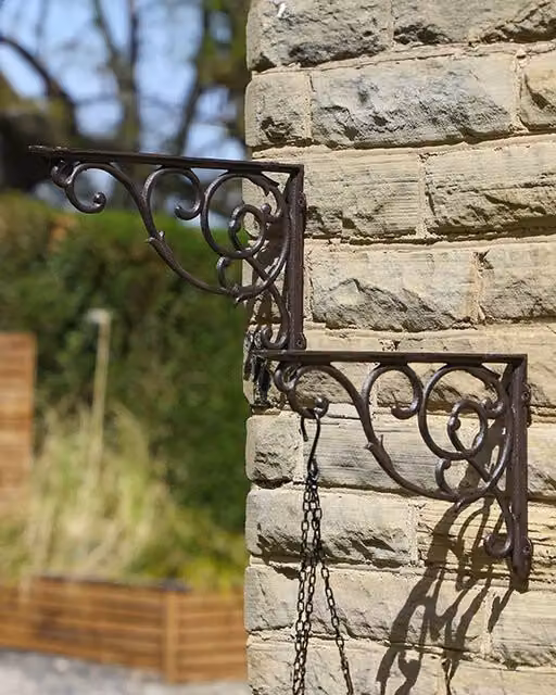 Dibor Set of 2 Vintage Ornate Cast Iron Outdoor Garden Basket Wall Brackets in Brown – 1