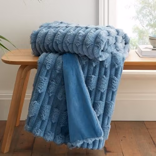 Bianca Carved Faux Fur Throw Blanket in Blue, W/D/H: 150 x 200 cm – 1