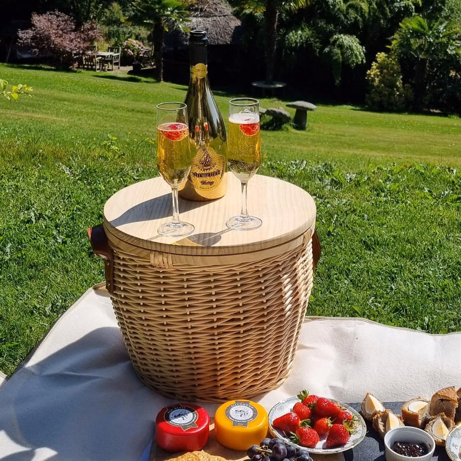 Red Hamper Round Insulated Picnic Basket with Wood Chopping Board Lid in Brown and Red, W/D/H: 34.0 x 28.0 x 2.0 cm – 2