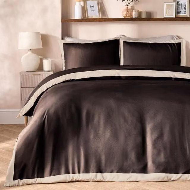 OHS Contrast Border Duvet Cover and Pillowcase Set in Black