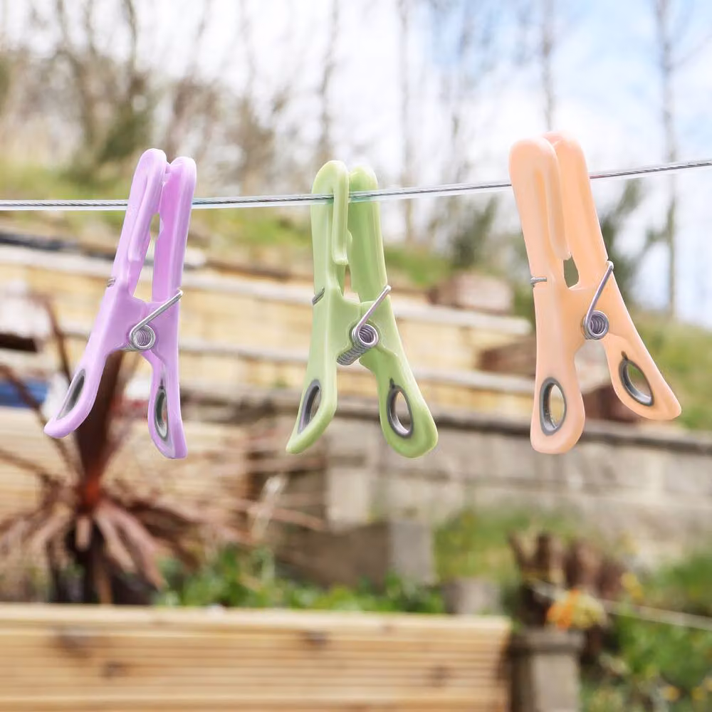 JVL Pack of 24 Plastic Clip Clothes Pegs in Multicolour and Green – 2