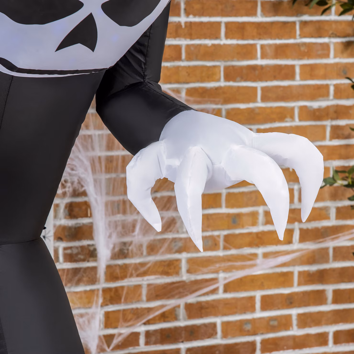 Outsunny 7ft Inflatable Halloween Ghost with Horns, White Blow-Up Outdoor Decoration with LED Display and Flame Effect for Garden, Lawn or Party – 7
