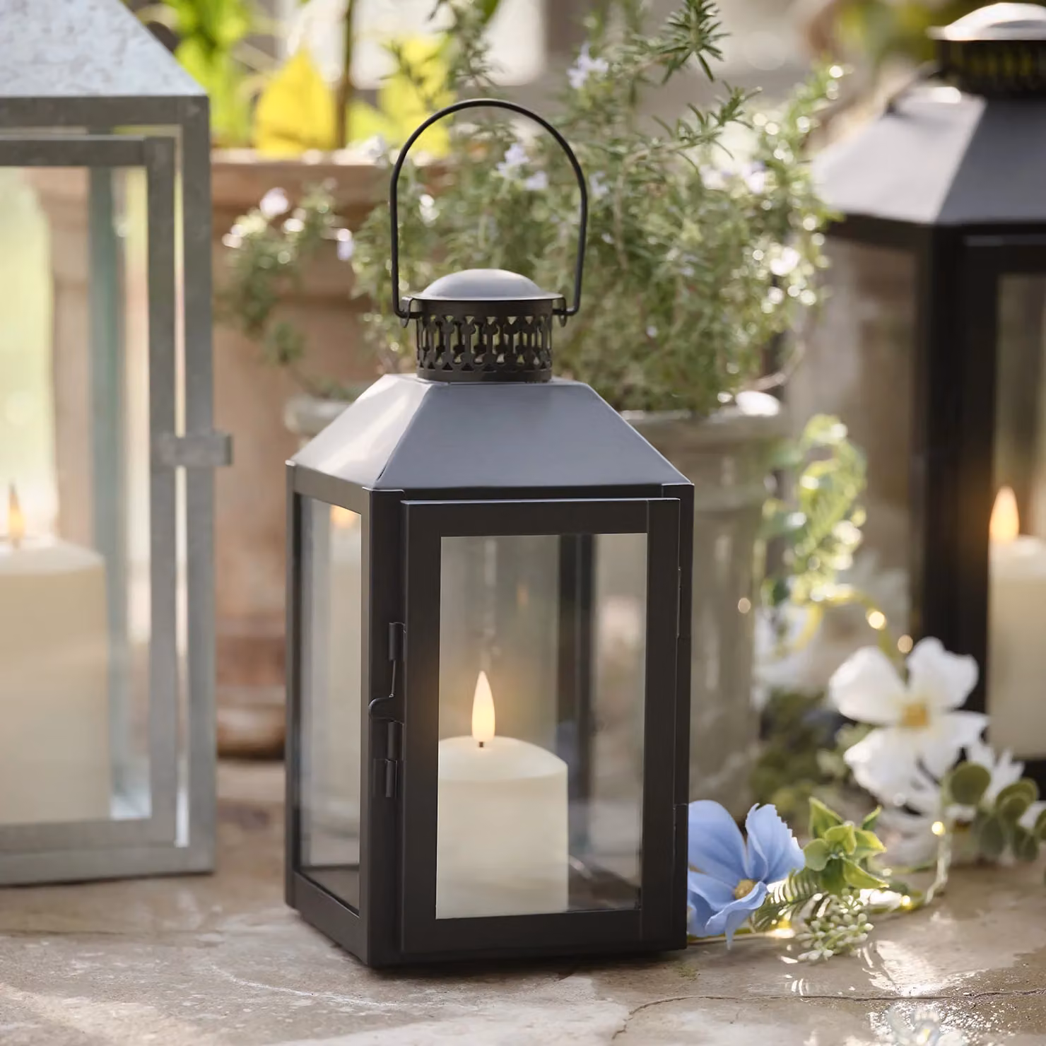 Lights4fun Seaton Metal Lantern in Black or White with TruGlow Candle and Remote Control (H 25.0 cm x W 13.0 cm x D 12.0 cm)