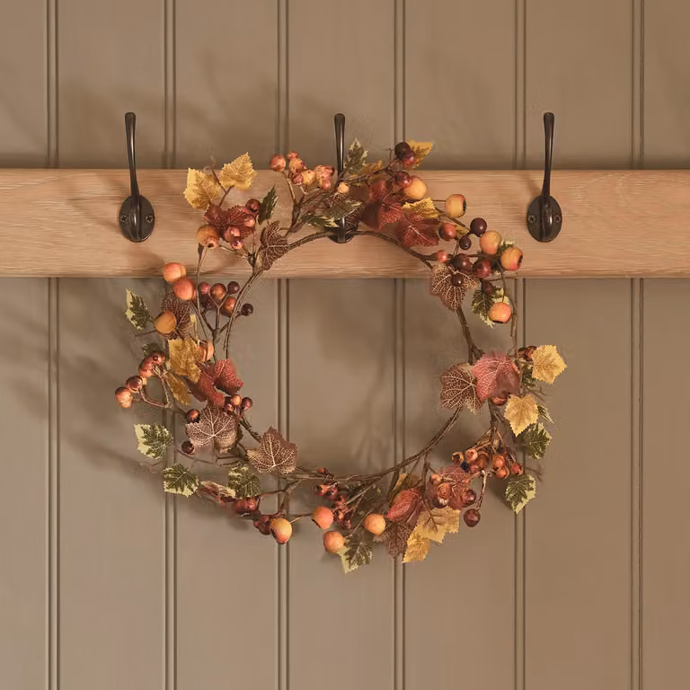 Lights4fun Artificial Autumn Wreath with Leaves and Berries in Orange, Red, Brown and Multicolour, Diameter: 40 cm