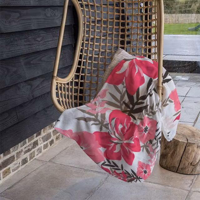 Benjamin Tate Design Red and Pink Floral Fleece Blanket, W/D/H: 120 x 150 cm – 1