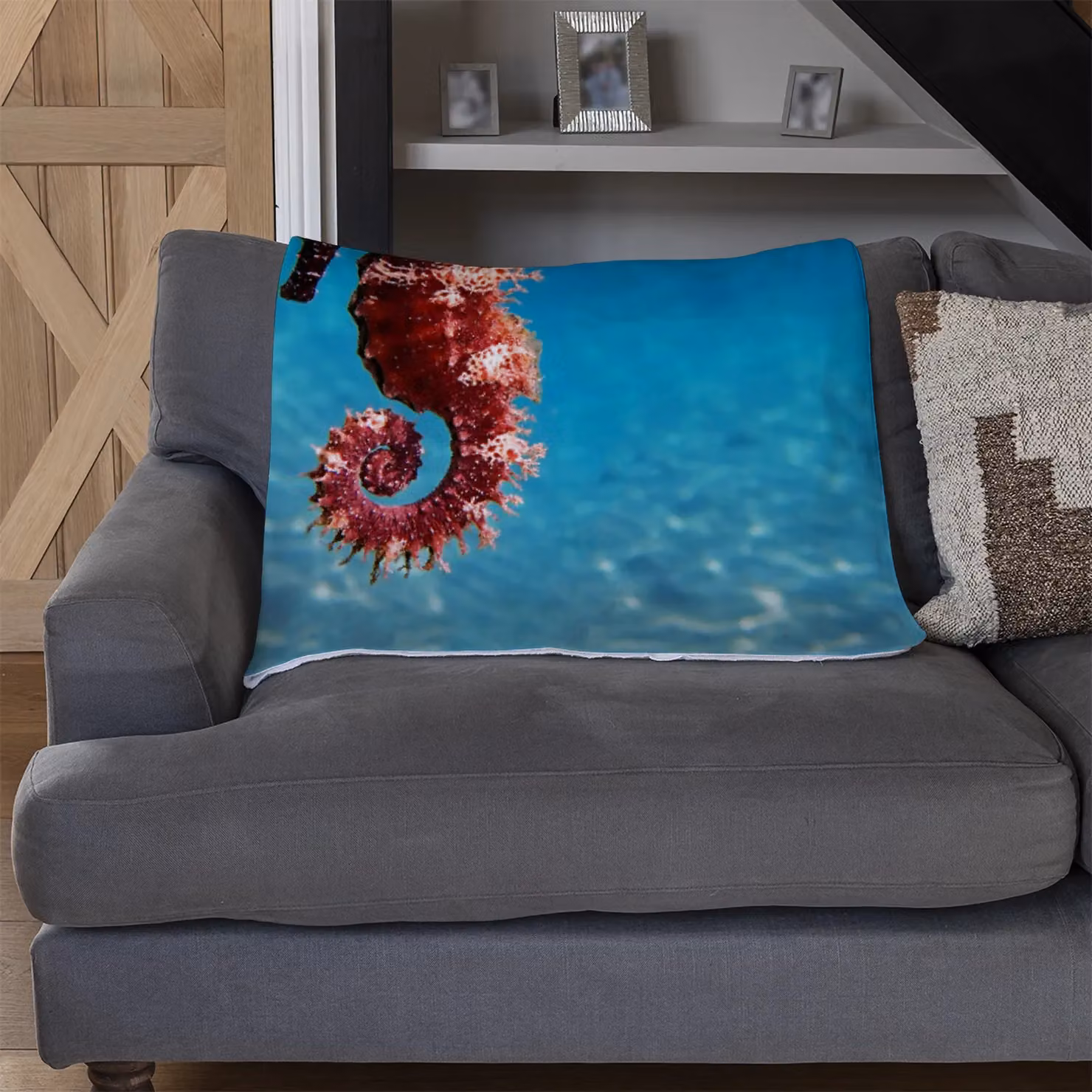 Benjamin Tate Design Mediterranean Seahorse Fleece Blanket in Blue and Beige, W/D/H: 120 x 150 cm – 2