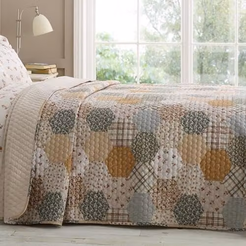 Catherine Lansfield Floral Patchwork Quilted Bedspread in Beige and Multicolour, W/D/H: 220 x 230 cm – 1