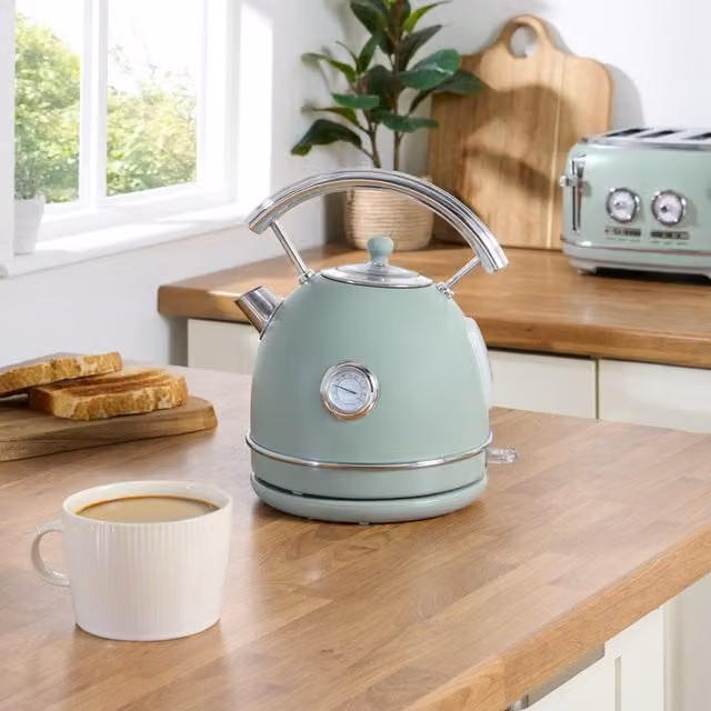 Kitchen Master Retro Metal Kettle in Sage Green