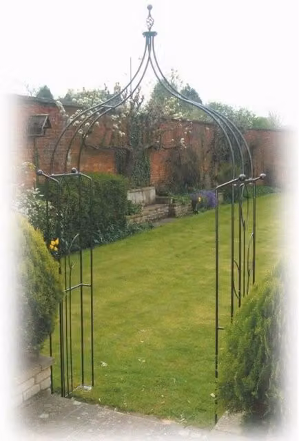 Poppyforge Flower Ogee Arch Steel Climbing Frame in Black, H: 284.5 cm x W: 137.1 cm x D: 137.1 cm