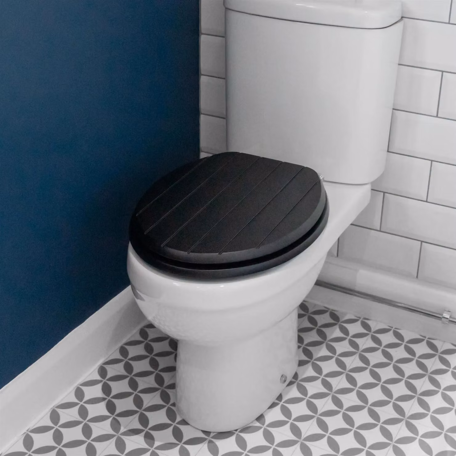 Harbour Housewares Pack of 2 Soft Close MDF Wooden Toilet Seats in Black – 3