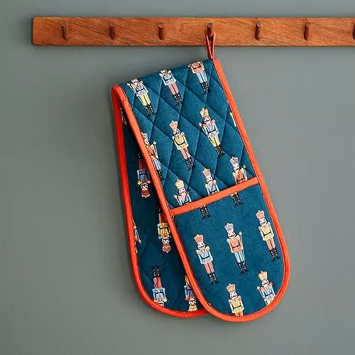 Catherine Lansfield Christmas Nutcracker Cotton Oven Glove in Green