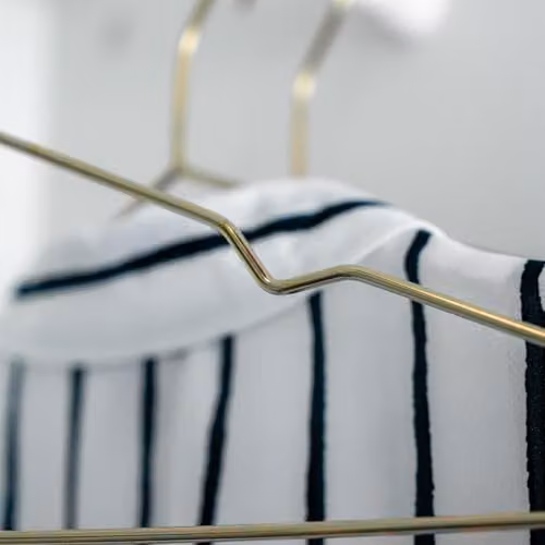 Harbour Housewares 20 Pack Gold Metal Wire Coat Hangers with Trouser Bar and Non-Slip Notches – 2