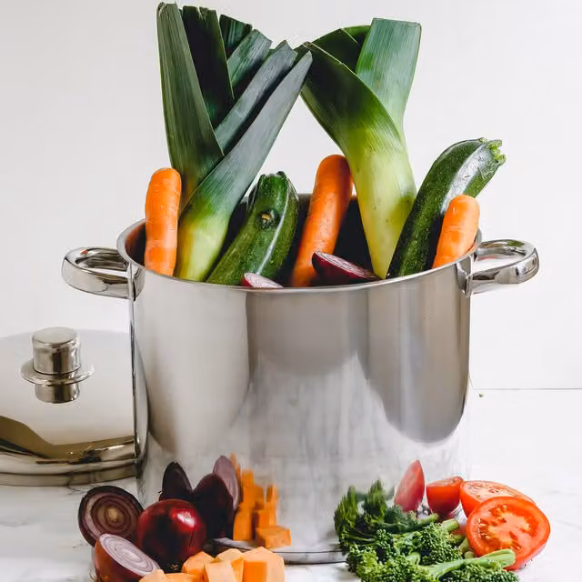MasterClass Stainless Steel 8.5 Litre Uncoated Stockpot in Silver or Grey – 1