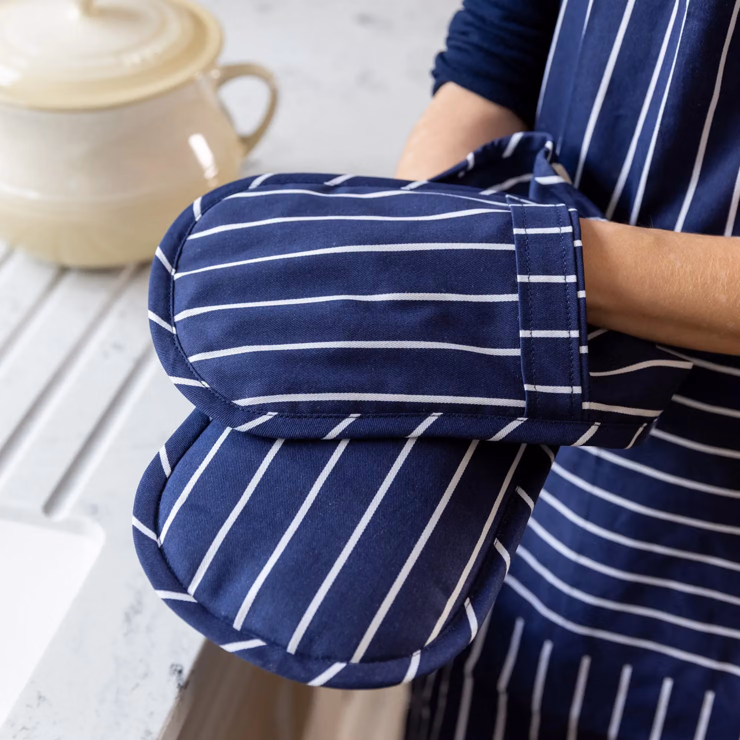 KitchenCraft Double Oven Gloves in Blue and White Polyester Blend with Hanging Loop – 5