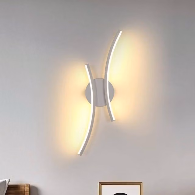 Goeco Modern LED Indoor Wall Light in White with Curved Acrylic and Metal Design, Warm White 3000K
