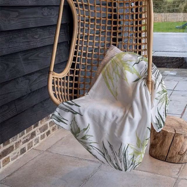 Benjamin Tate Design Green Leaf Border Floral Fleece Blanket in Green, Sand and White, W/D/H: 120 x 150 cm – 1