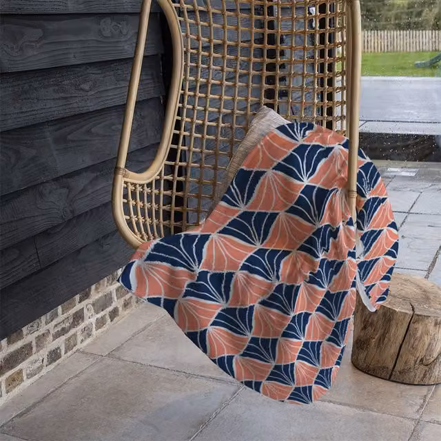 Benjamin Tate Design Navy and Pink Geometric Shells Fleece Blanket, W/D/H: 120 x 150 cm – 1