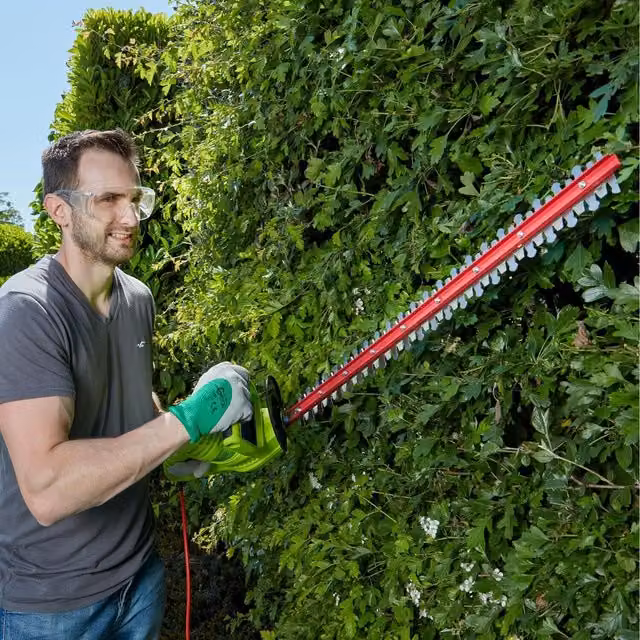 Garden Gear 600W Corded Mains Reciprocating Electric Hedge Trimmer in Green and Red