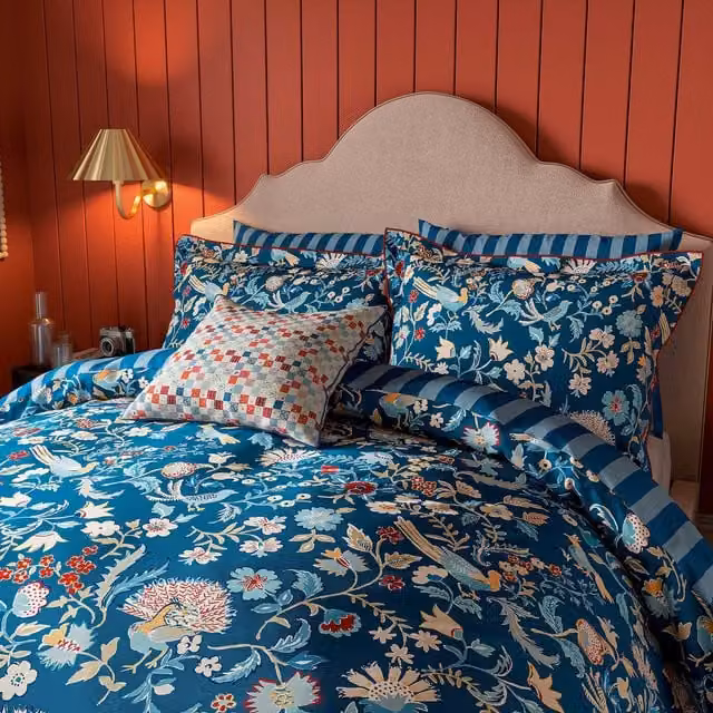 Land & Shore Seaforde Kingsize Reversible Floral Cotton Duvet Cover and Pillowcase Set, Blue/Red, W: 180 cm, L: 200 cm – 1