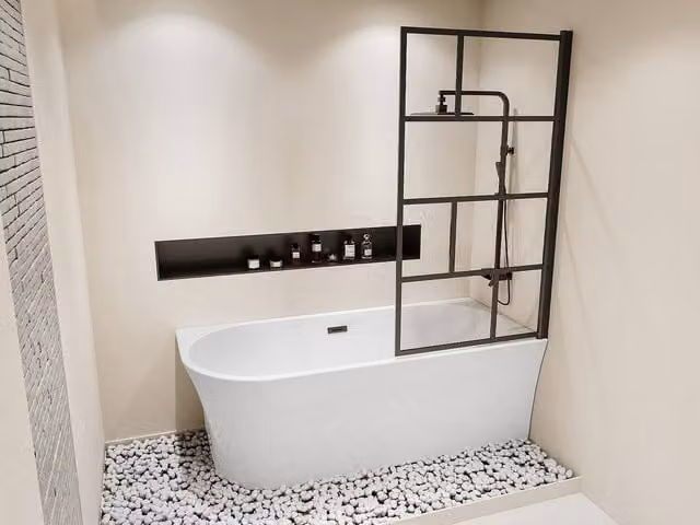 Vente-unique White Acrylic Corner Bathtub with Swivelling Bath Screen and Apron, Right-Handed, 201 l – 1