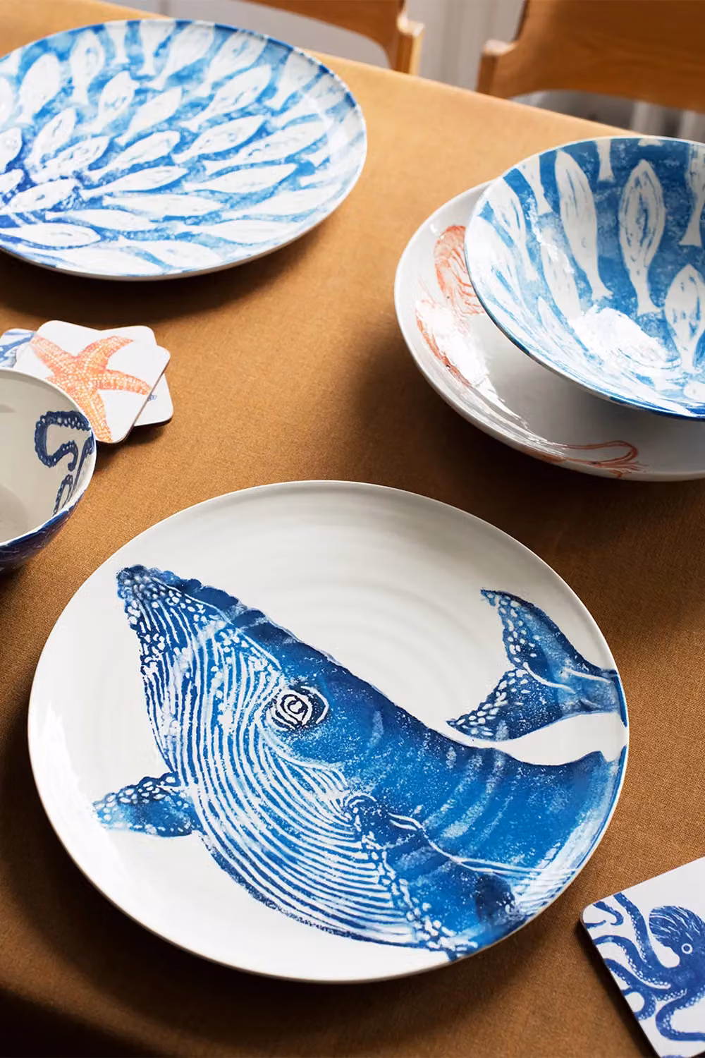 BlissHome Creatures Ceramic Round Platter with Blue Whale Design, White, Diameter: 37 cm – 2