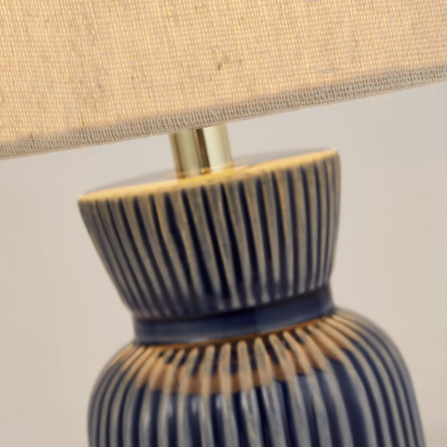 Lighting Collection Ceramic Ridge Table Lamp in White – 3