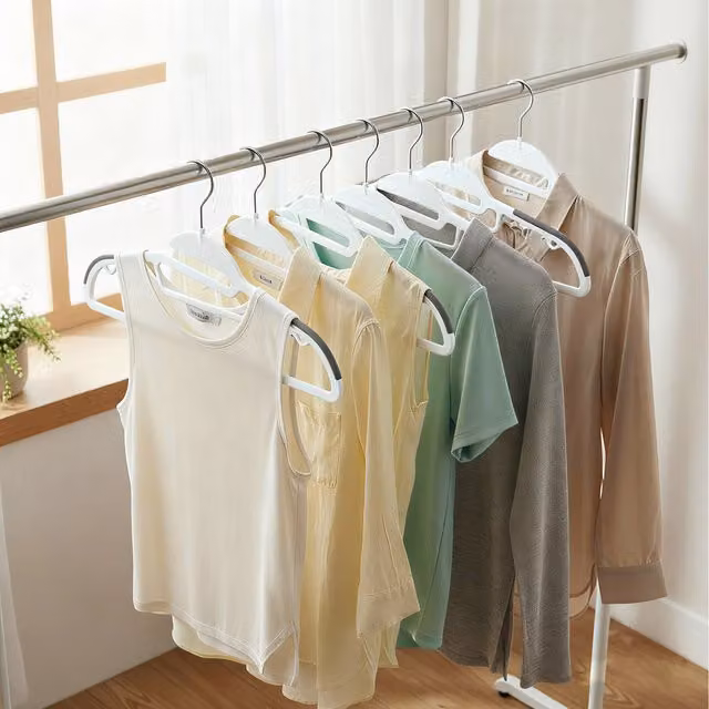 SONGMICS Non-Slip Plastic Coat Hangers with Swivel Hook and Bar, White