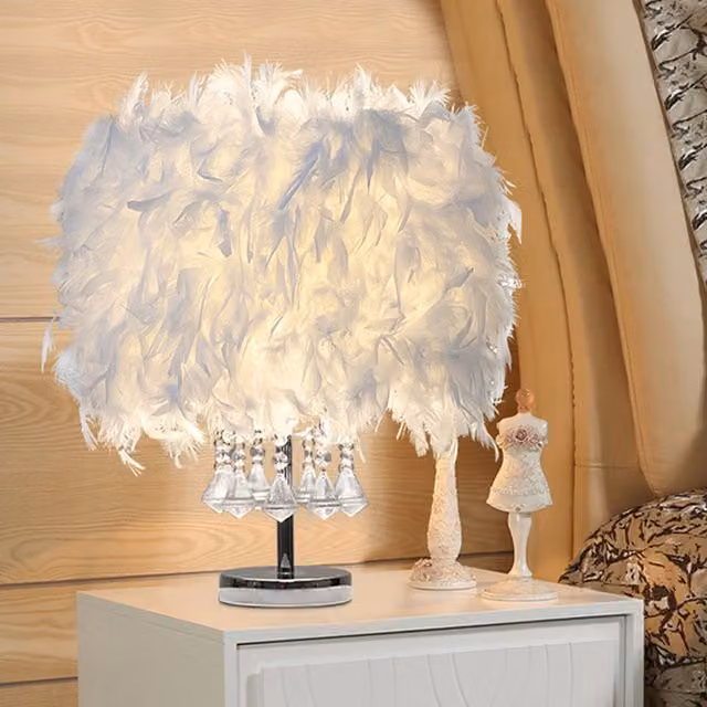 Livingandhome Feather Table Lamp in White with Chrome Metal Base, Height: 45 cm