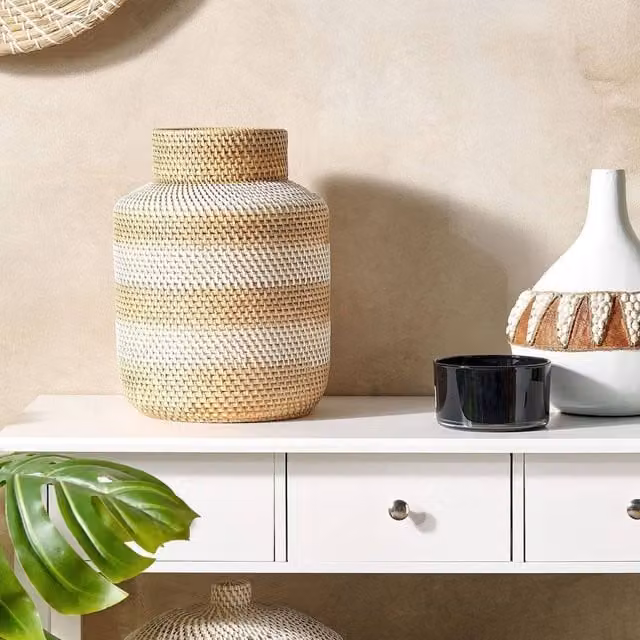Wyld and Coco Handmade Round Rattan Tabletop Vase in Beige and White, W: 26 cm, D: 26 cm, H: 36 cm – 1