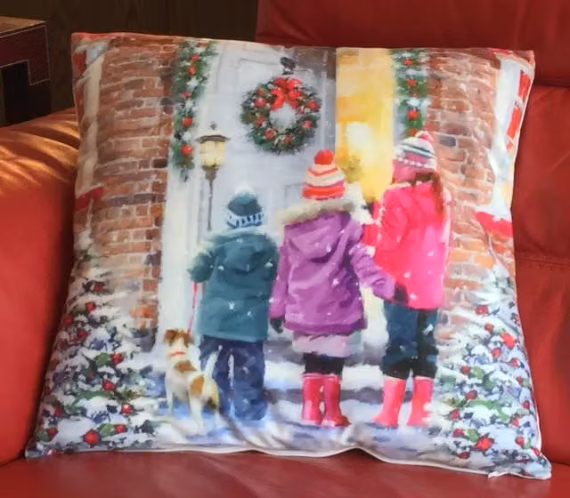 Luxury Living Christmas Carols Red Velvet Decorative Cushion Cover W/D/H: 45 x 45 x 1 cm
