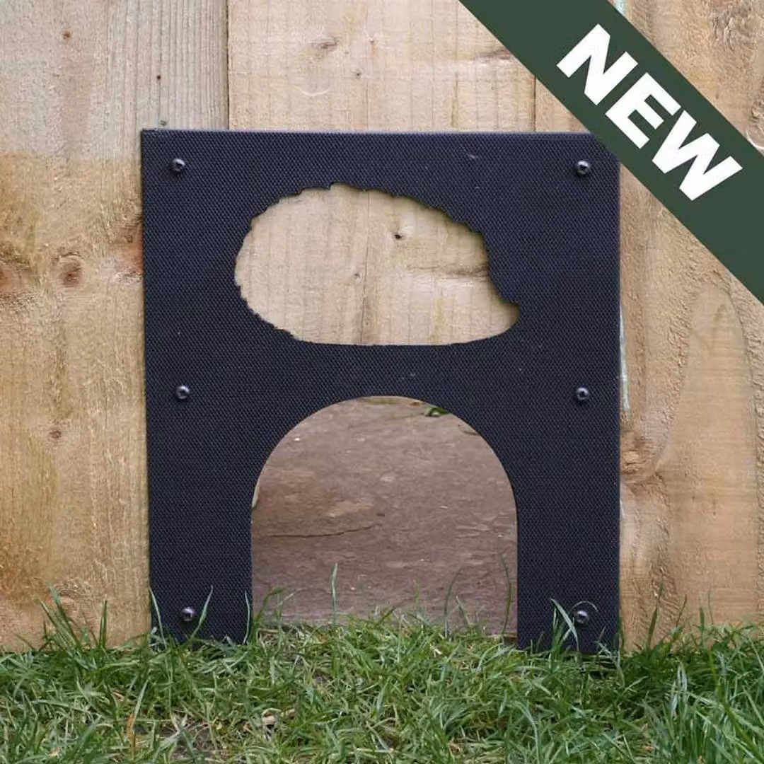 Buttercup Farm Hedgehog Hole Wall-Mounted Plate in Black, W23 x H26 cm – 2