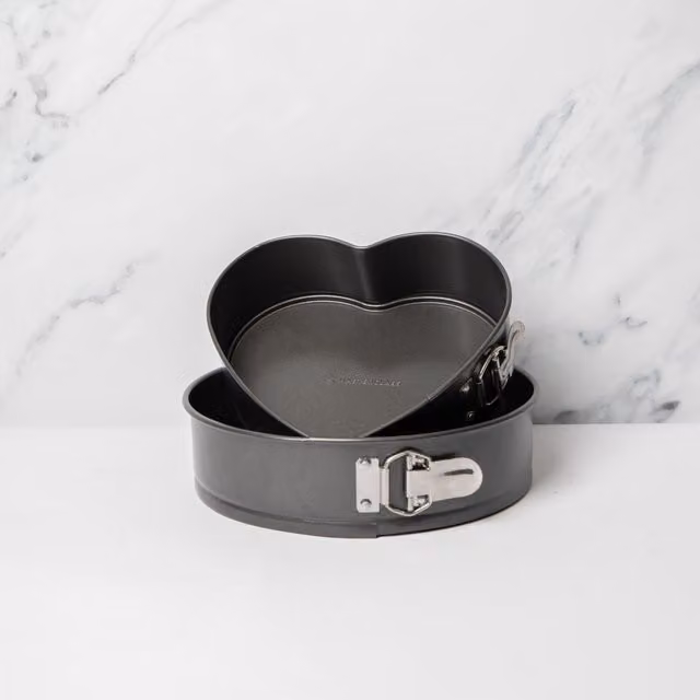MasterClass 2-Piece Non-Stick Carbon Steel Springform Cake Pan Set in Anthracite, including 25 cm Round and Heart-Shaped Pans – 1