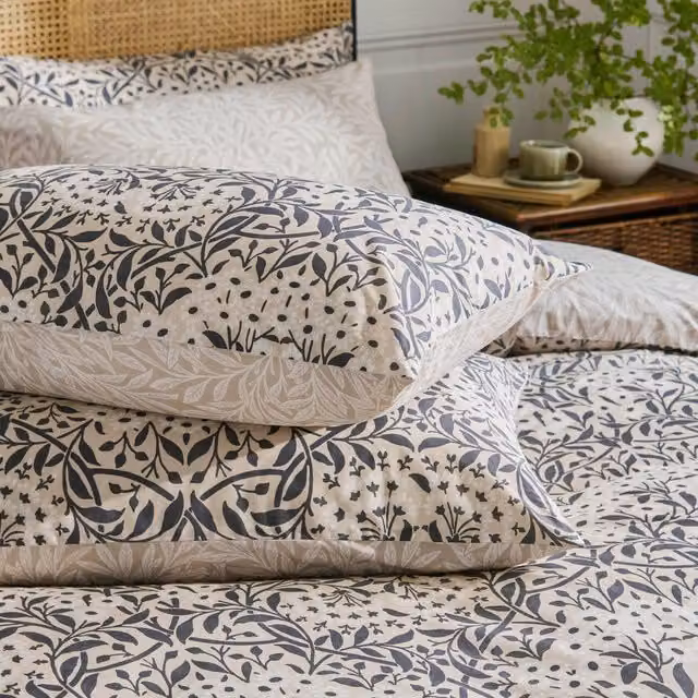 William Morris At Home Michaelmas Daisy Reversible Floral Cotton Percale Housewife Pillowcase Pair in Multicolour