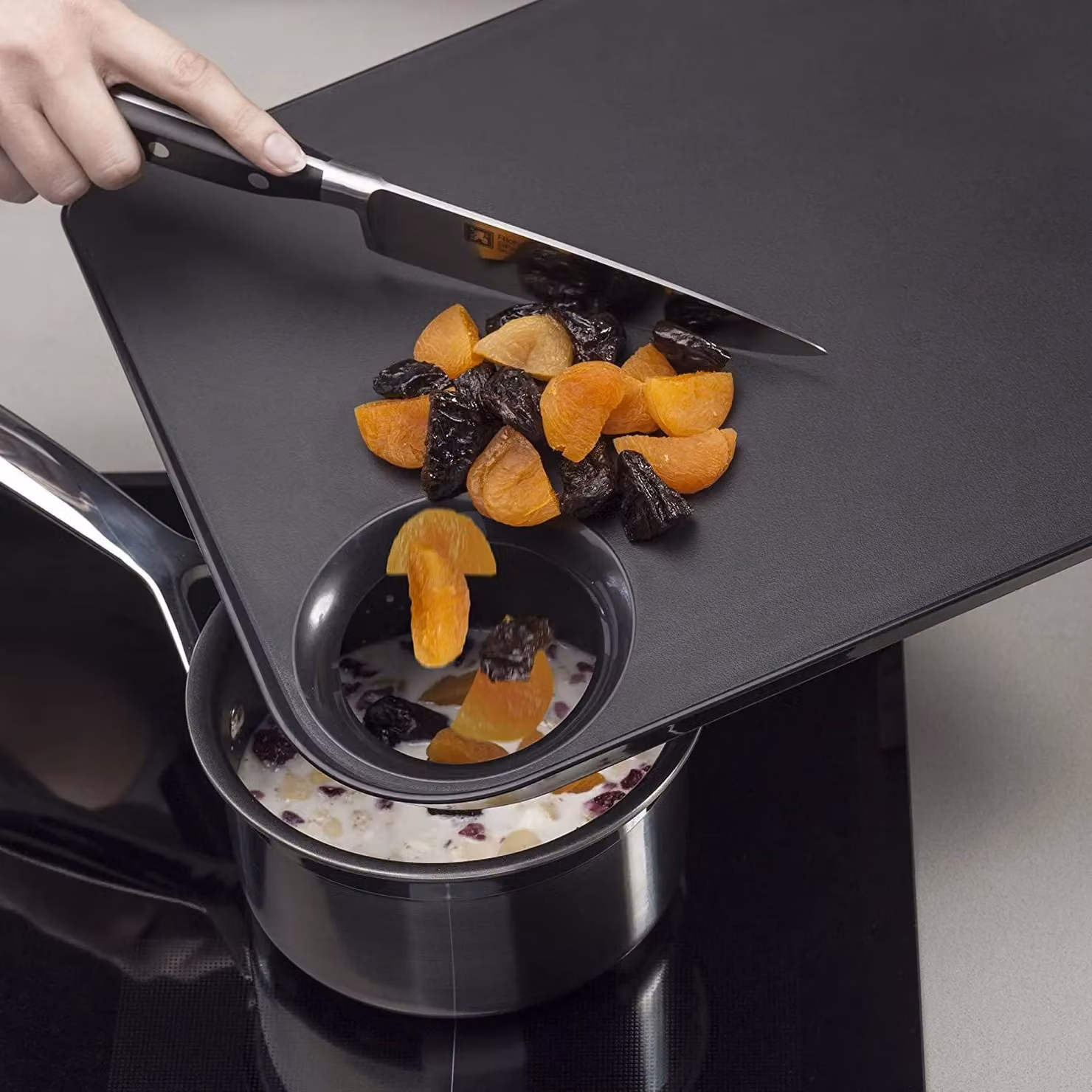 Zeal Straight to Pan Rectangular Chopping Board in Black, W: 39 cm, D: 29 cm, H: 2.5 cm – 4